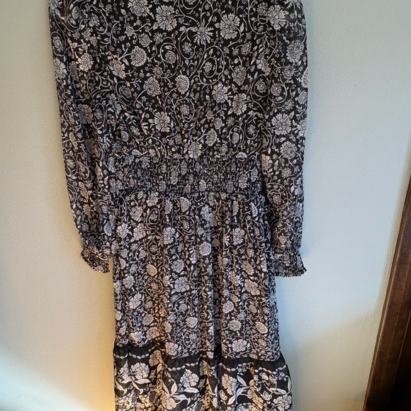 Old Navy Black and White Floral Long Sleeve V-Neck Dress - Picture 3 of 3